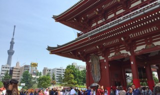 宝蔵門と東京スカイツリー