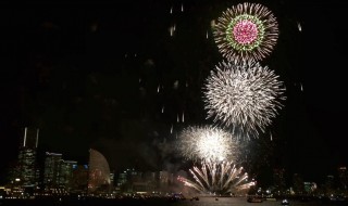 横浜開港祭花火をマリーンシャトルから鑑賞