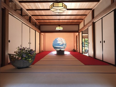 鎌倉　明月院の丸窓　紅葉