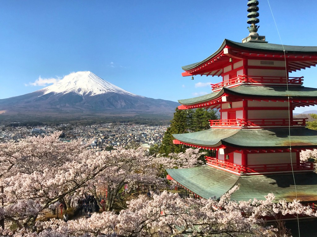 富士山 五重塔 桜or紅葉の新倉山浅間公園 フォロワーが１２万人増えるiphone写真 動画